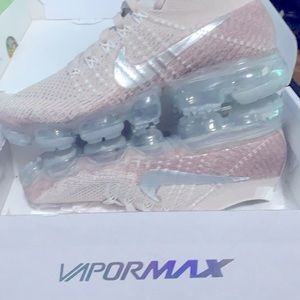 Woman’s Nike Vapormax 7.5